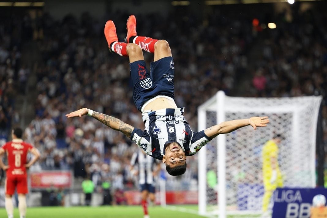 Jugador de Monterrey tras anotar un gol.