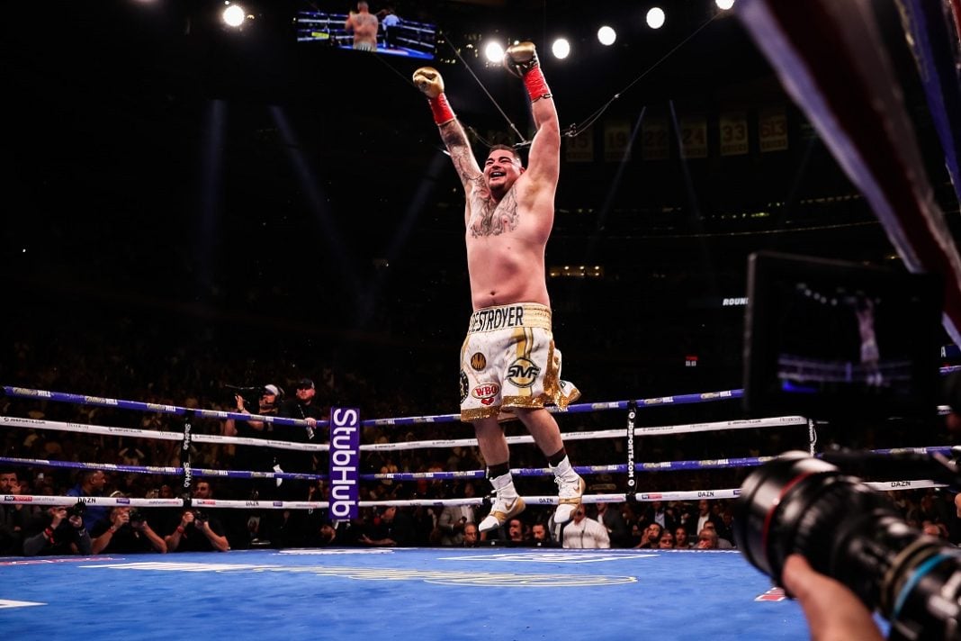 Andy Ruiz Jr celebrando en el octagono.