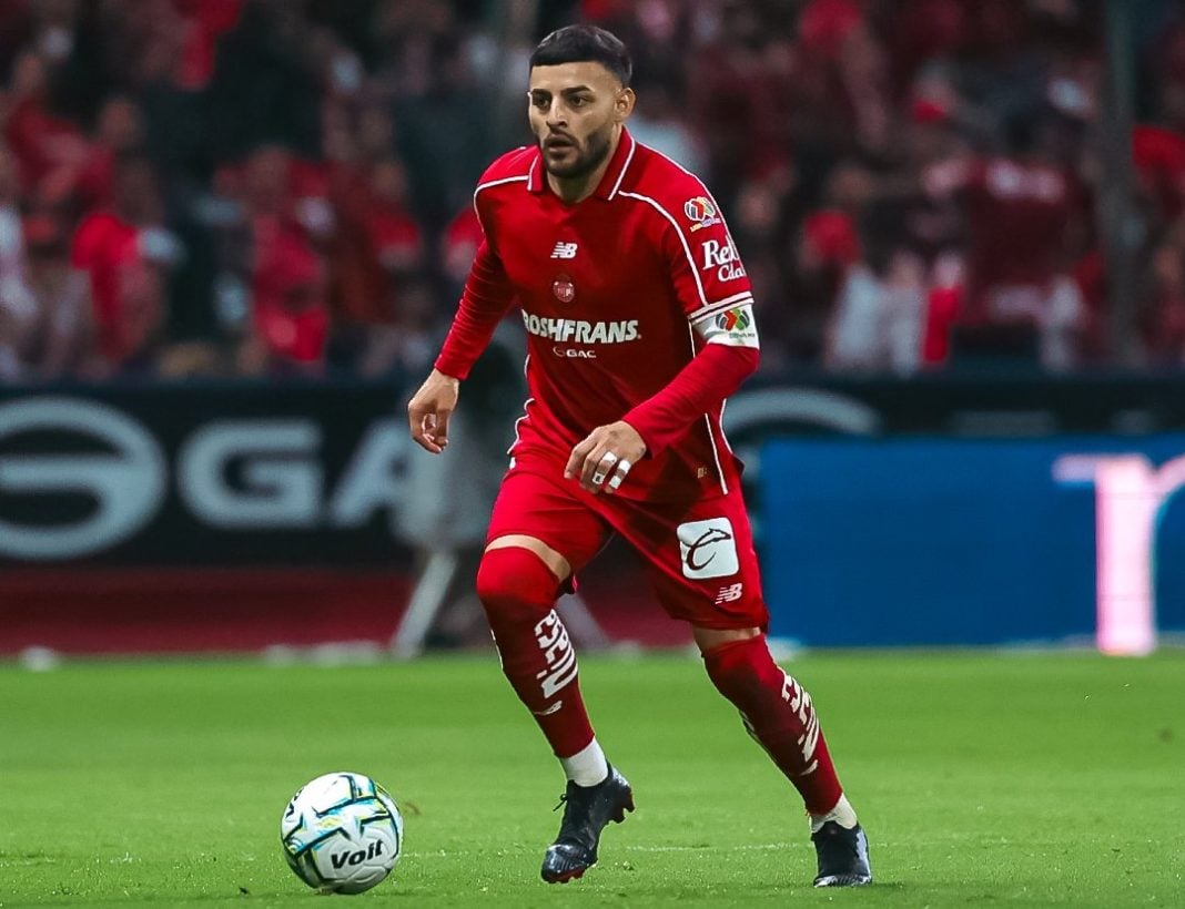 Alexis Vega contra Santos Laguna.