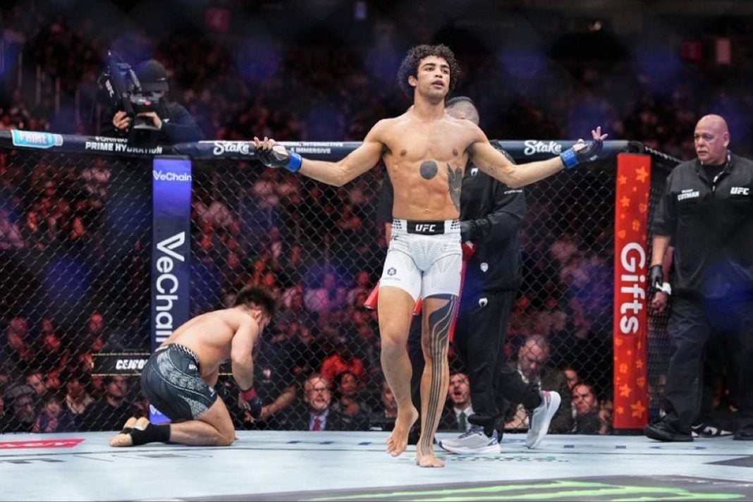 Payton Talbott celebrando una victoria en el octagono.