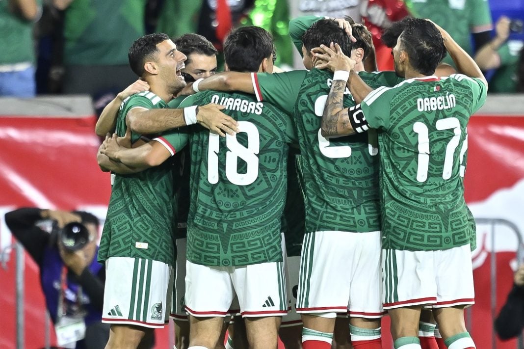 Jugadores de México contra Perú.