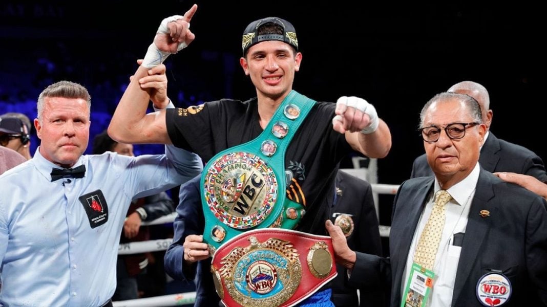Sebastian Fundora con sus campeonatos.